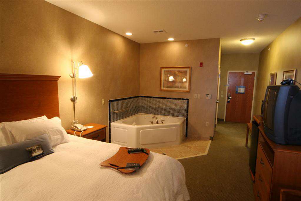 Hampton Inn Commerce/Novi Værelse billede
